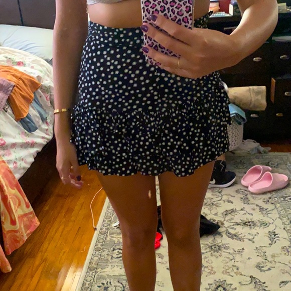 Forever 21 Dresses & Skirts - forever 21 floral black mini skirt. size medium